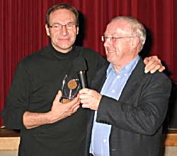 Daniele Mannelli receiving an award from Jos Heynen.